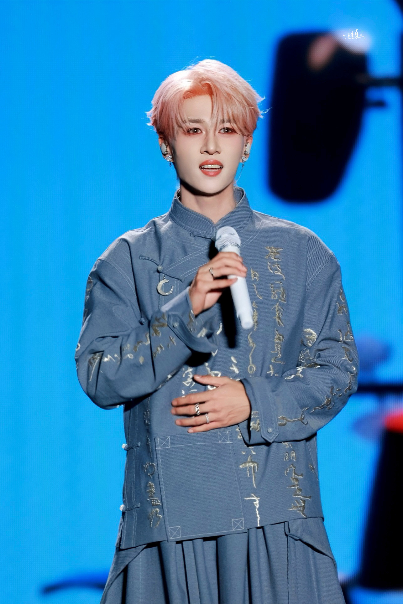 卓沅💜沅气日常“我们把在黑暗中跳舞的心脏叫做月亮，而你是云层里隐约可见