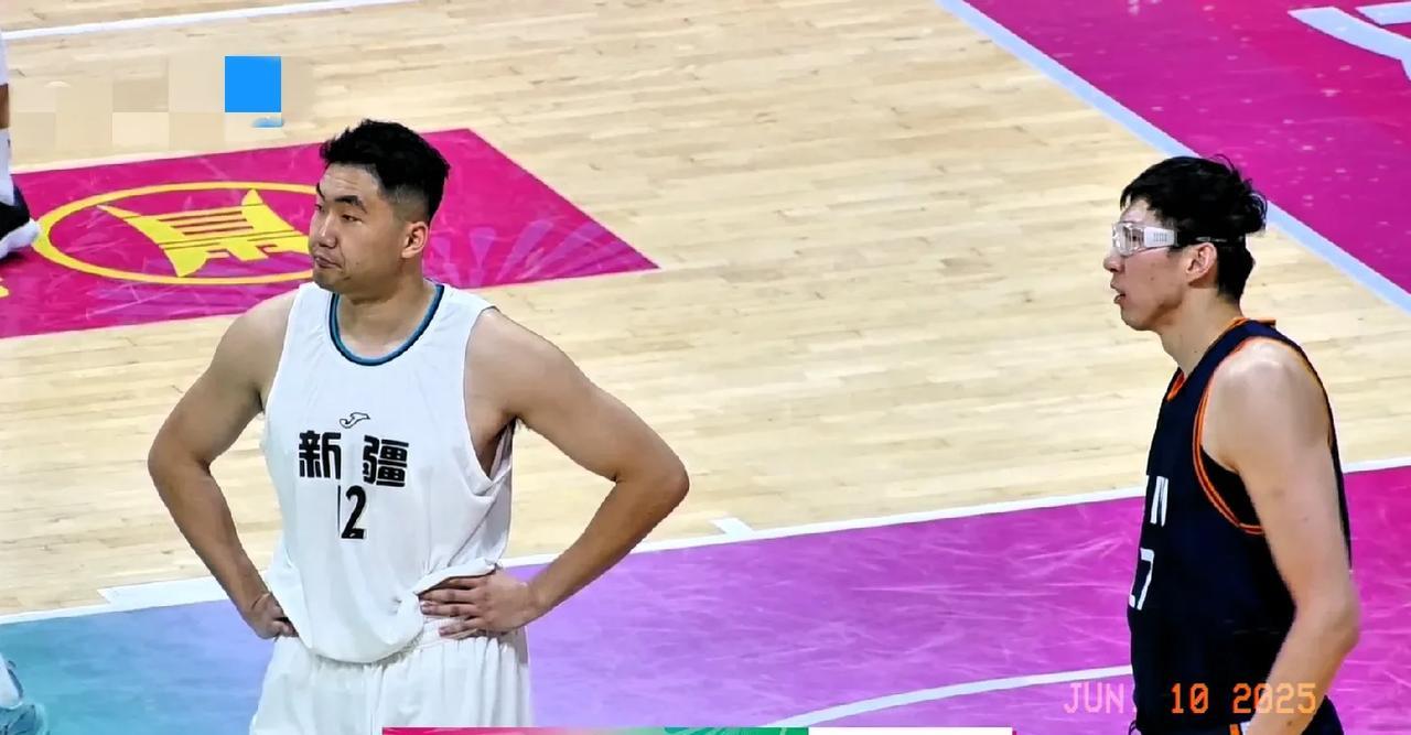 周琦打老东家新疆队毫不手软！代表四川出战，8中8，20分+10篮板，第四节砍瓜