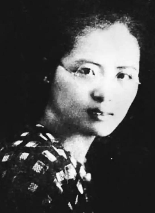 抗日女英雄高恬波！1929年！敌人扒光高恬波的衣服，吊在房梁上，用带钉的木棍把她