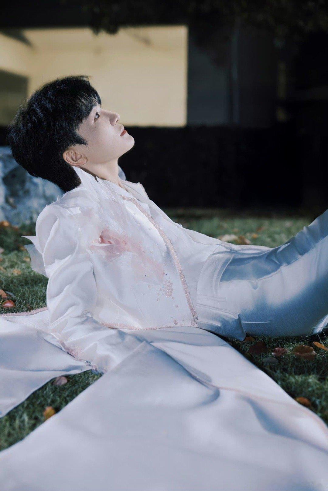 周深24小时通告周深双声道打招呼被周深双声道打招呼可爱到！一整天满满当当通告却状