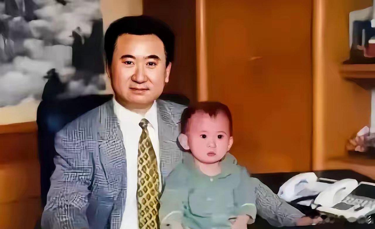 昨天看见黄一鸣说要做亲子鉴定，我看见了这张照片。据说这是一九九零年，在办公室的王