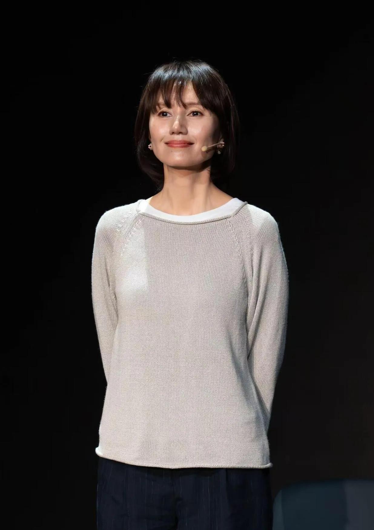 袁泉这气质，是刻在骨子里的高级！浅灰针织衫+阔腿裤，极简穿搭却被她穿出了松