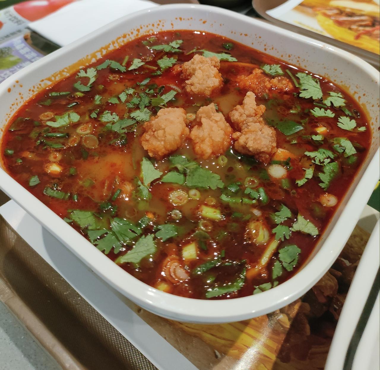 魏家凉皮一碗麻辣米线十五块钱，是真的很贵吗？这个问题的答案，对于不同的人群，一定