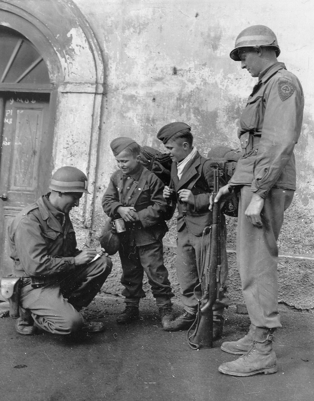 [呲牙笑]也就比枪高一点：1945年，奥地利，兰代克。美国陆军第44步兵师