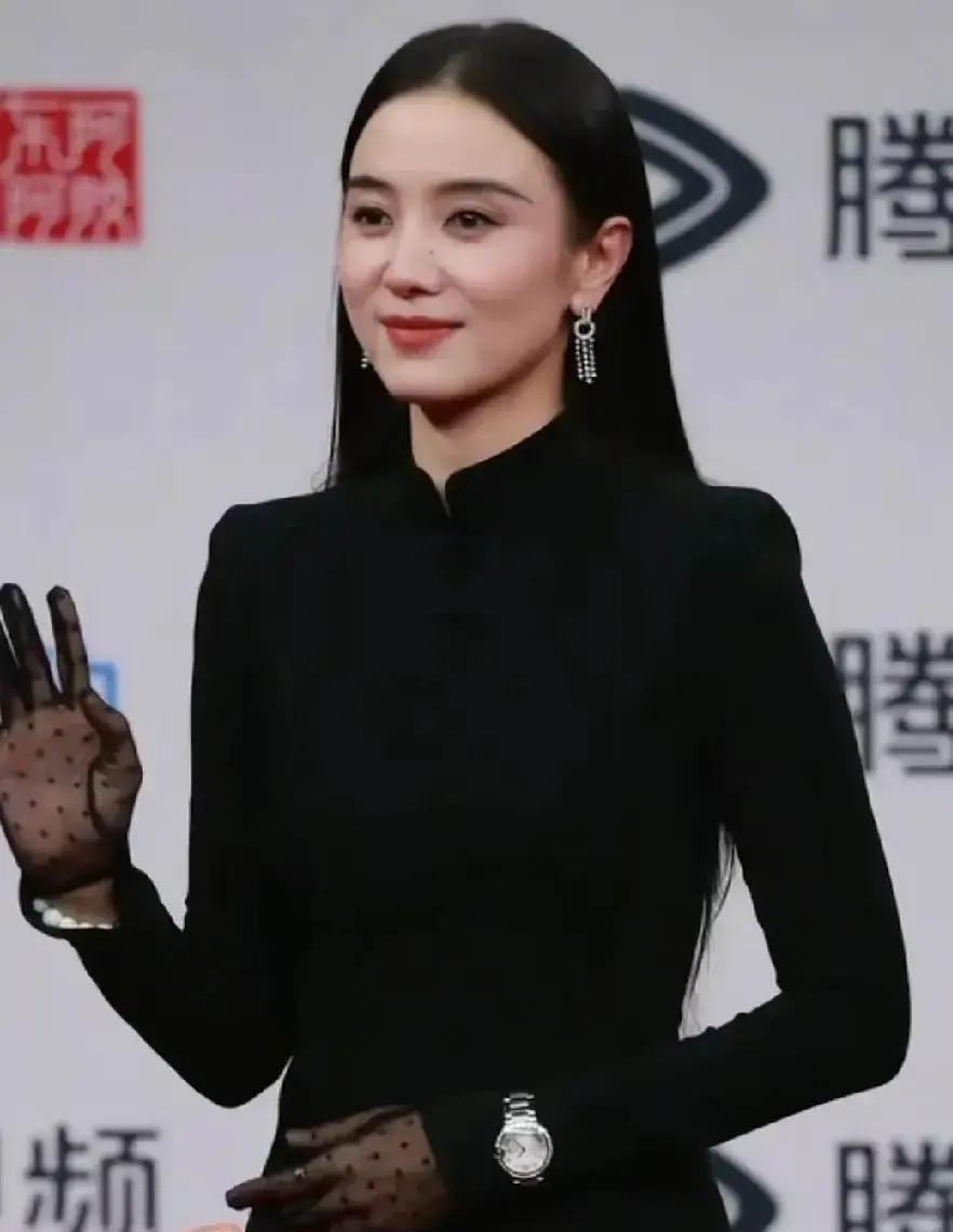 她走上红毯时，所有摄影师都在等一个“艳压”瞬间——但宋佳只涂了口红，没画眼妆。