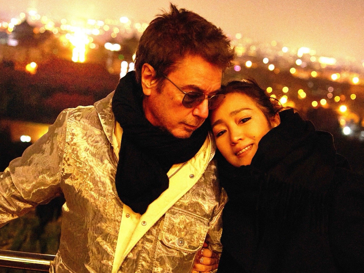 59岁的巩俐和77岁老公JeanMichelJarre打卡北京中轴线