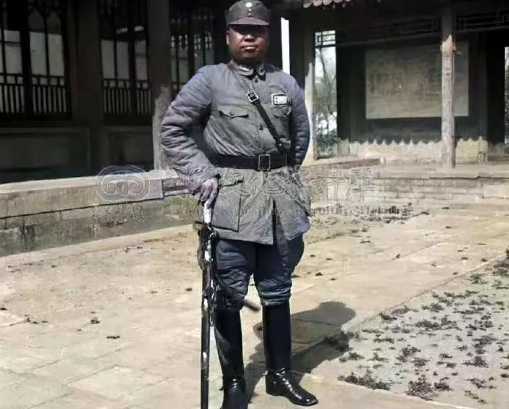 关麟征这人挺复杂的。他在热河抗战时任第25师师长，是一员悍将。在台儿庄、长沙会战