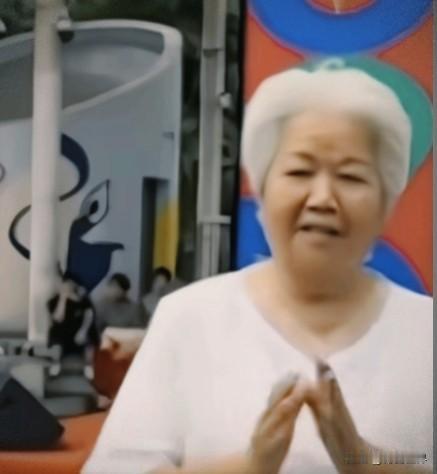 年近八十的邢质斌老师，头发全白，衣着朴素，看起来就是位普通的邻家奶奶。不过，肤色