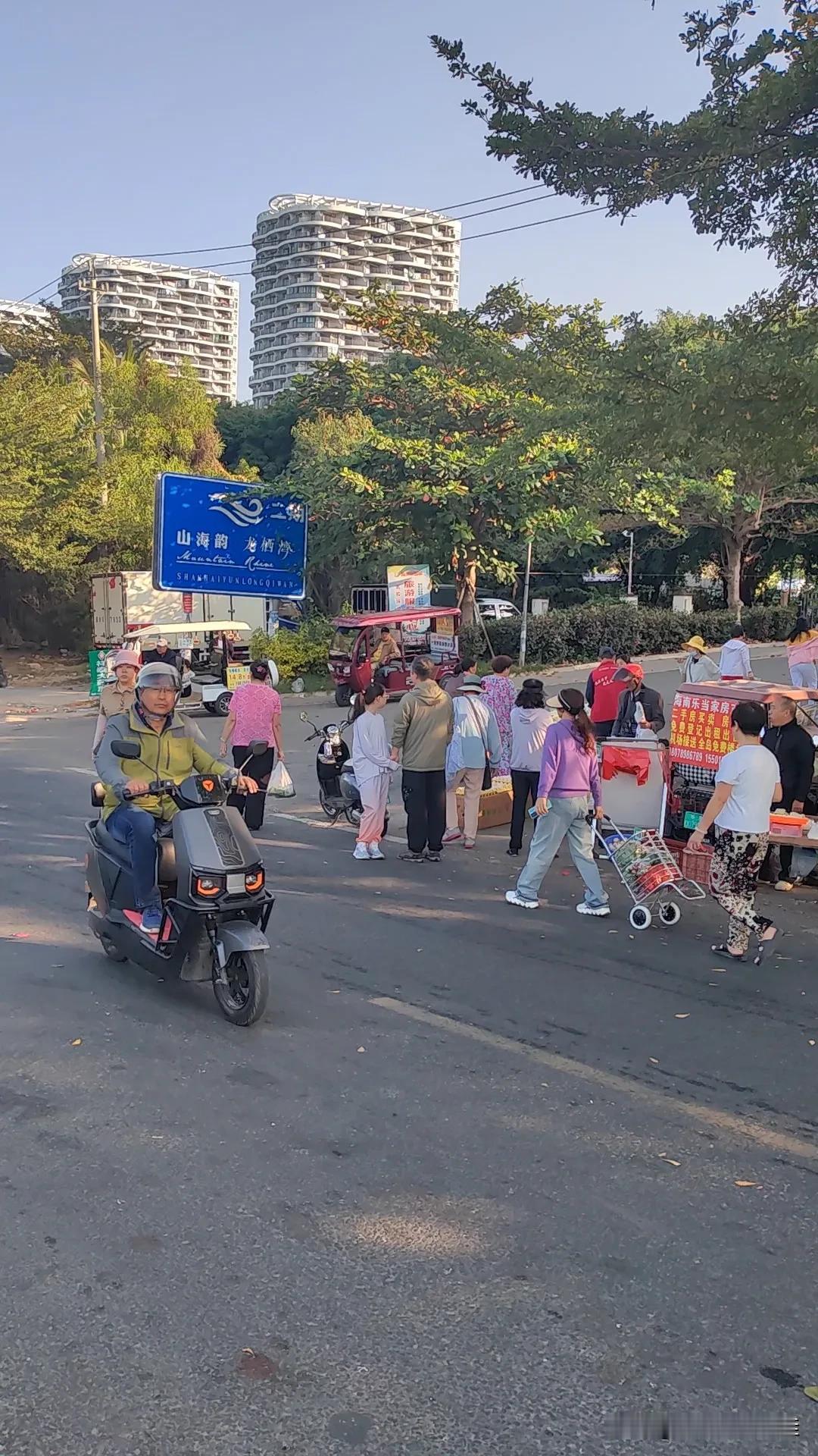 海南可太适合定居啦。每年都有好几百万人跑到海南去过冬呢，好多内地退休的老人呀，能