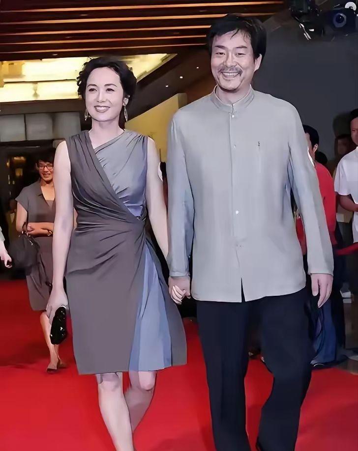 两位老搭档携手走上红毯，濮存昕确实年岁渐长，可依旧洒脱霸气。他身姿挺拔，依旧吸引