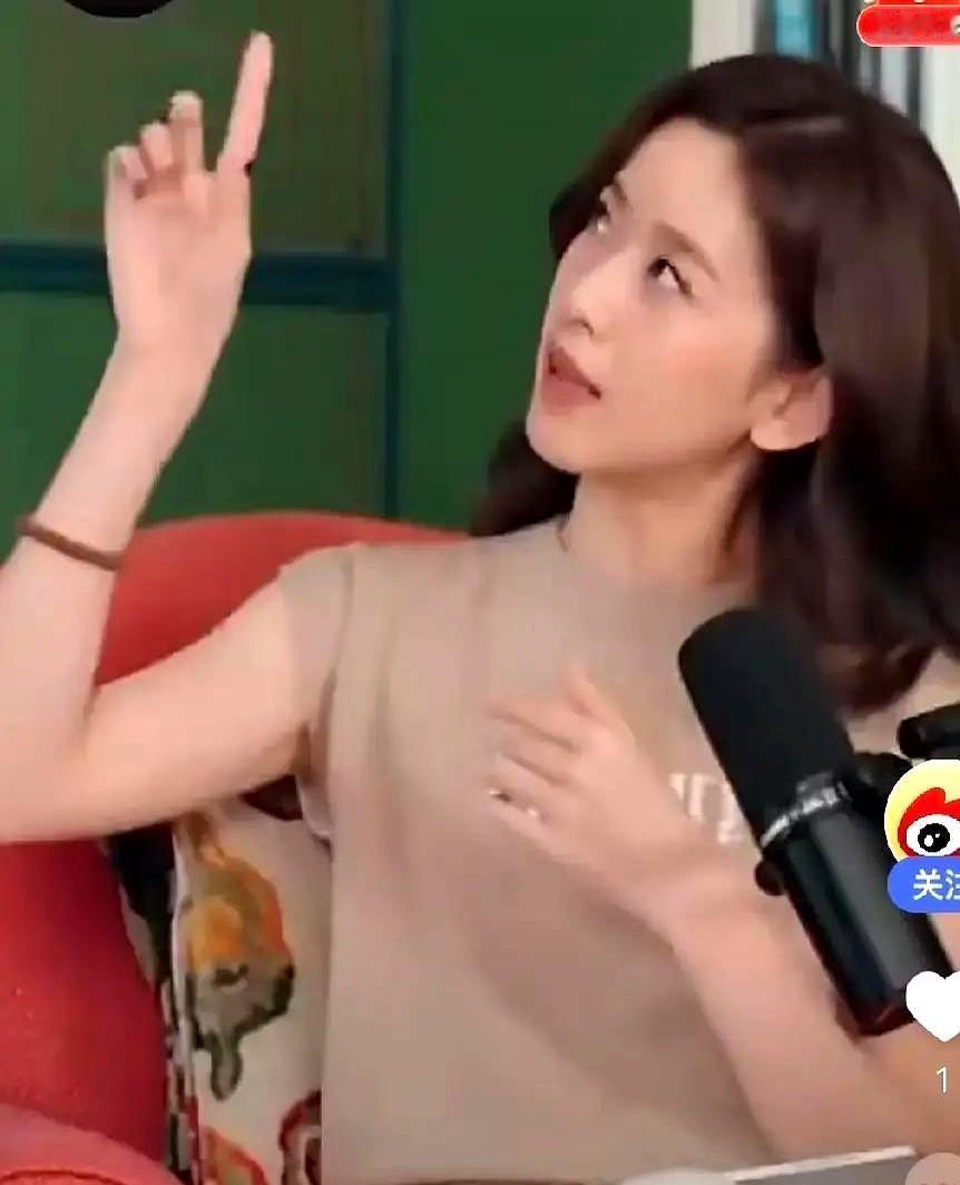 章泽天哭了，就为了一朵花。这事儿有点怪。那段42秒的视频，没配乐，全是呼呼的