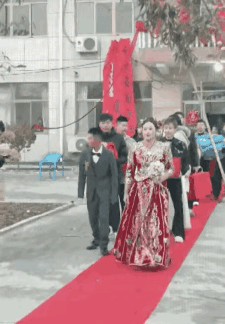 新娘走出的步伐，走出了自信满满，通过她的这几步走，也能够看出这个新娘的个性，首先