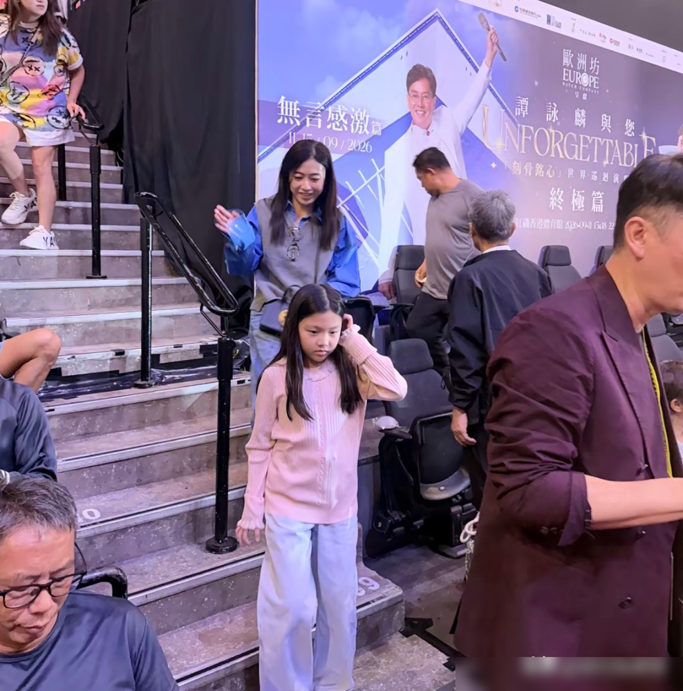 身价千亿走路靠架，大刘拼了老命也要追星。9月11日，谭咏麟终极演唱会开唱。第一排VIP座，刘銮雄带老