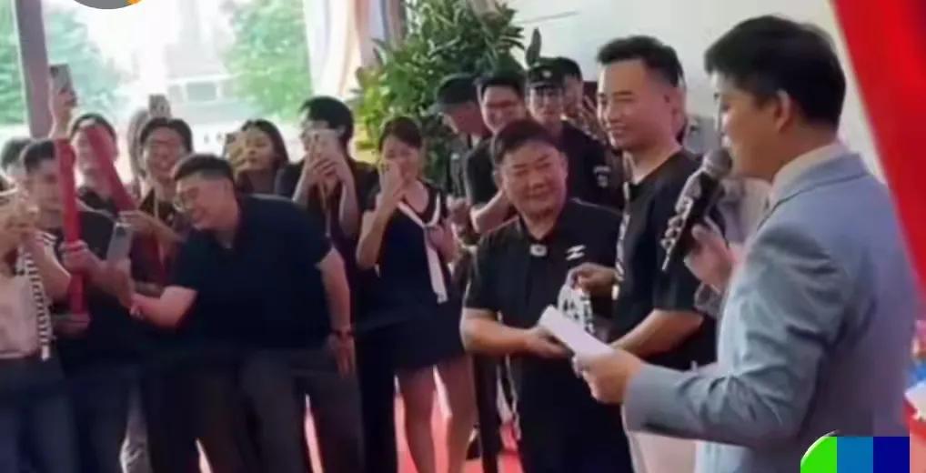 韩红都蒙了，把世界冠军赛车摆上货架，一分不留全捐给韩红基金会张雪最近干了一件挺