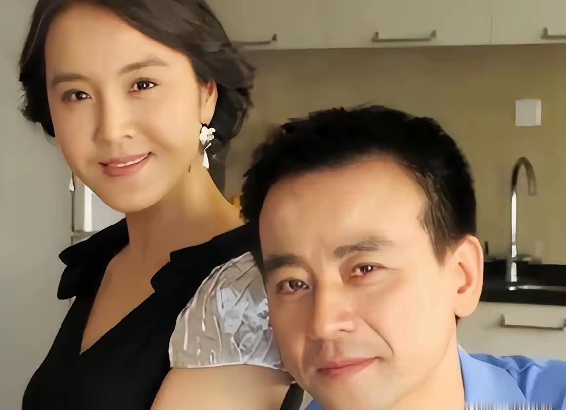 61岁罗钢与38岁郝蕾的婚姻，演绎了年龄差距下的真爱传奇。这对相差23岁的夫妻，