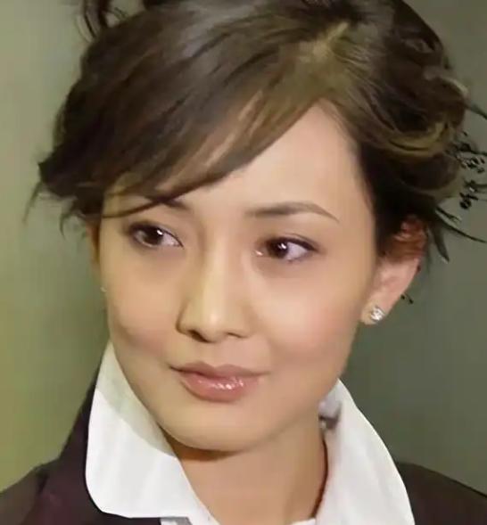 2007年，牛莉生下一女，在一次吵架的过程中，她怒气冲冲地问老公刘亚东：“你比我