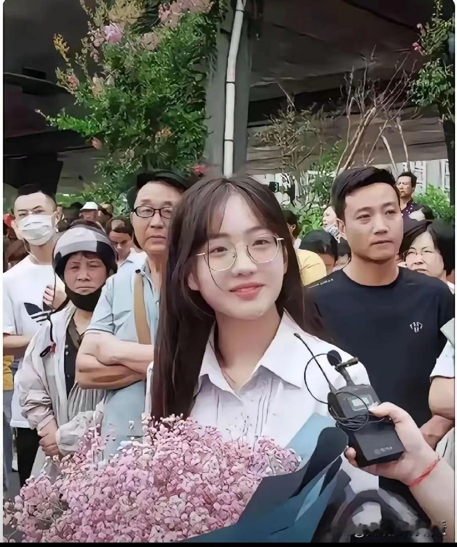 出国前：家里乖乖女。出国后：眼里有了欲望，笑容让人别扭。前几天回老家