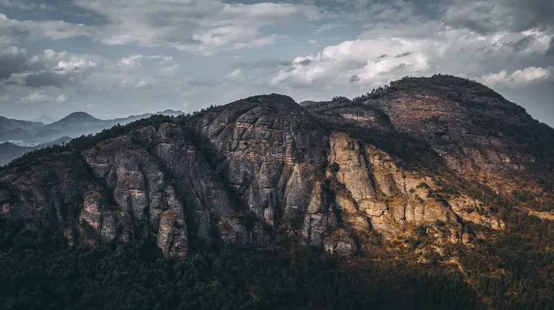 再说岩山科技岩山科技连续三天“一字板”涨停，封单资金超过206亿，妥妥的近期“