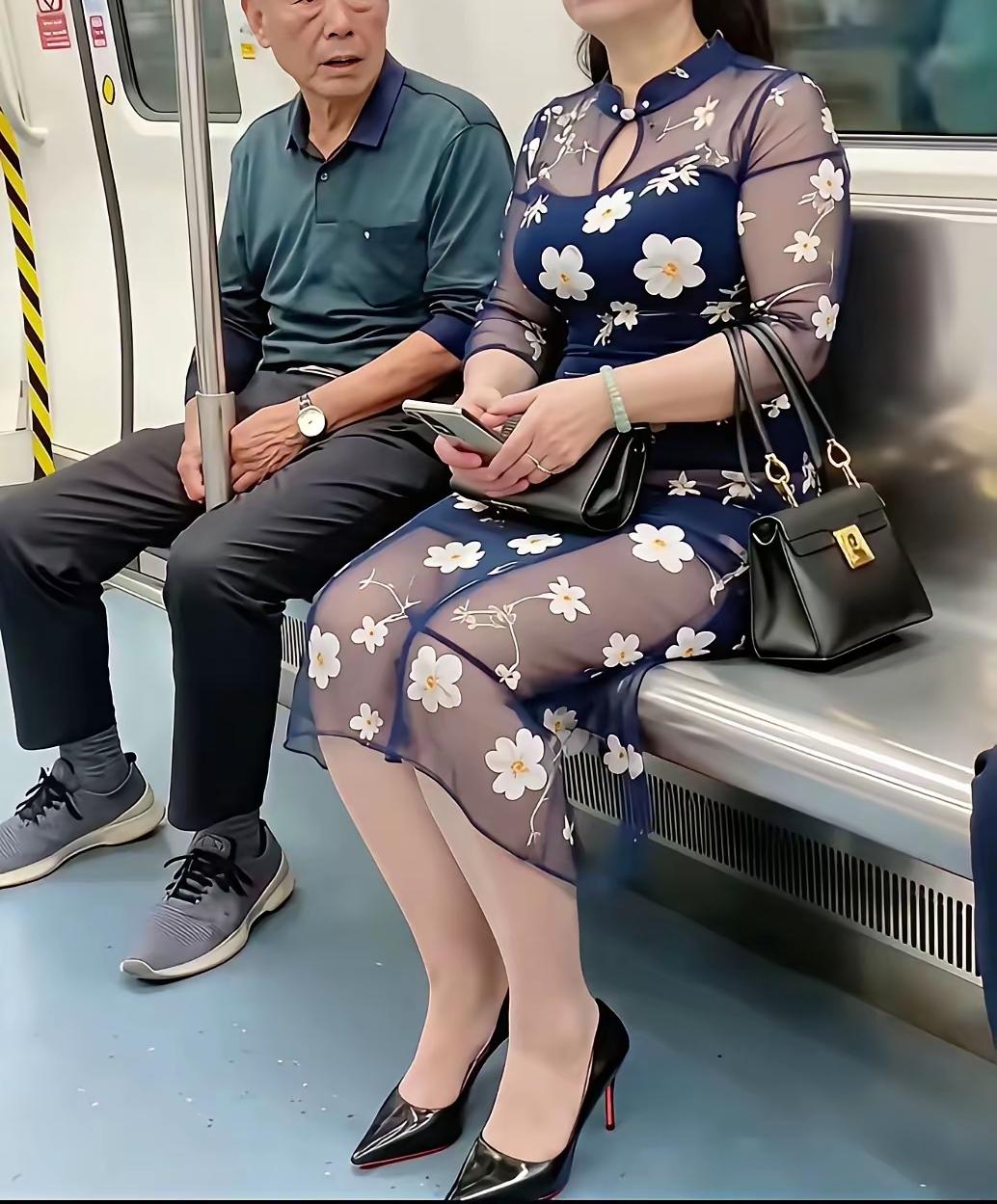 大爷看大妈都发直了，可千万不要坐过站哟！