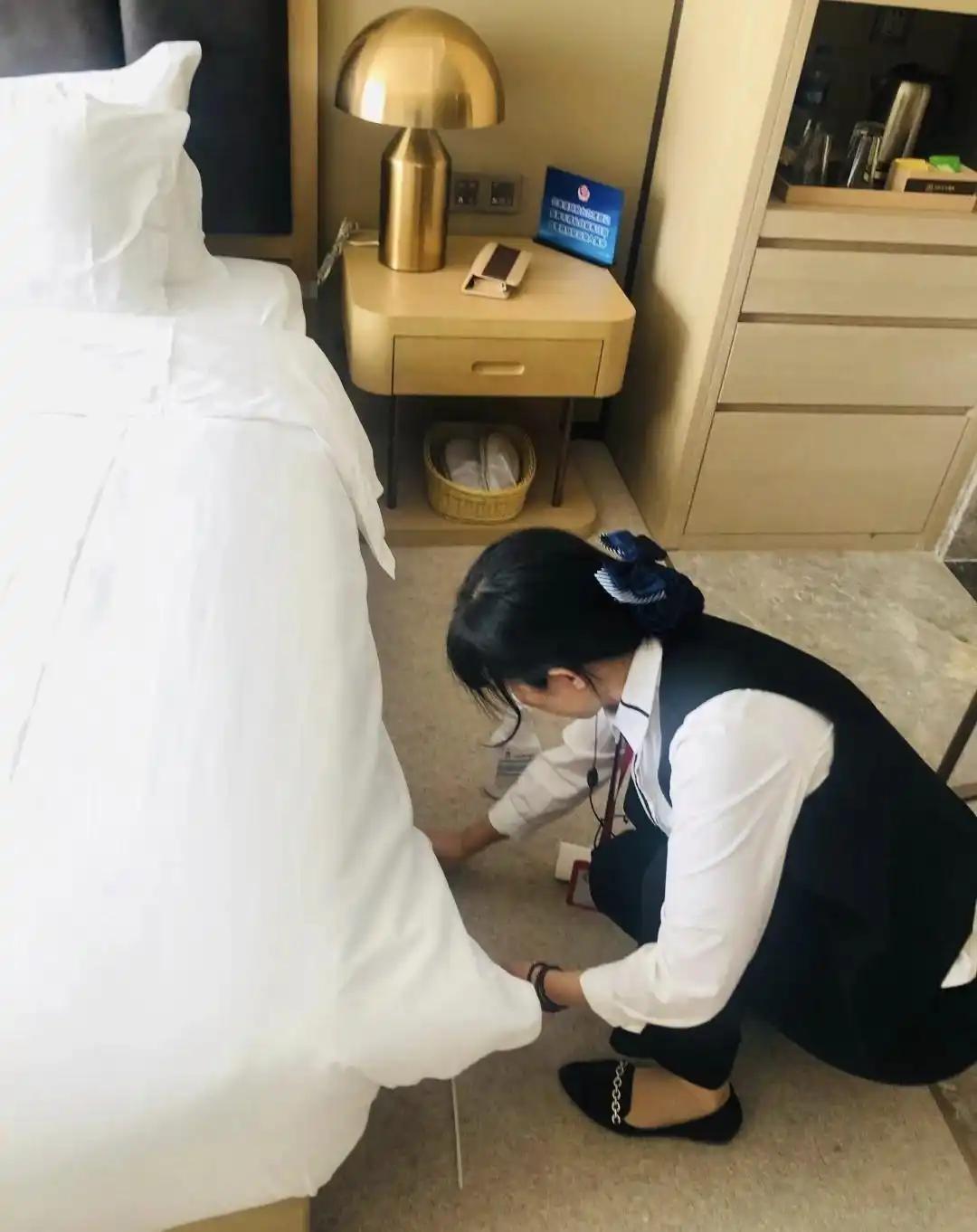 这两年住酒店，退房时前台那句“您稍等，我们查一下房”，越来越听不到了。很多人觉得