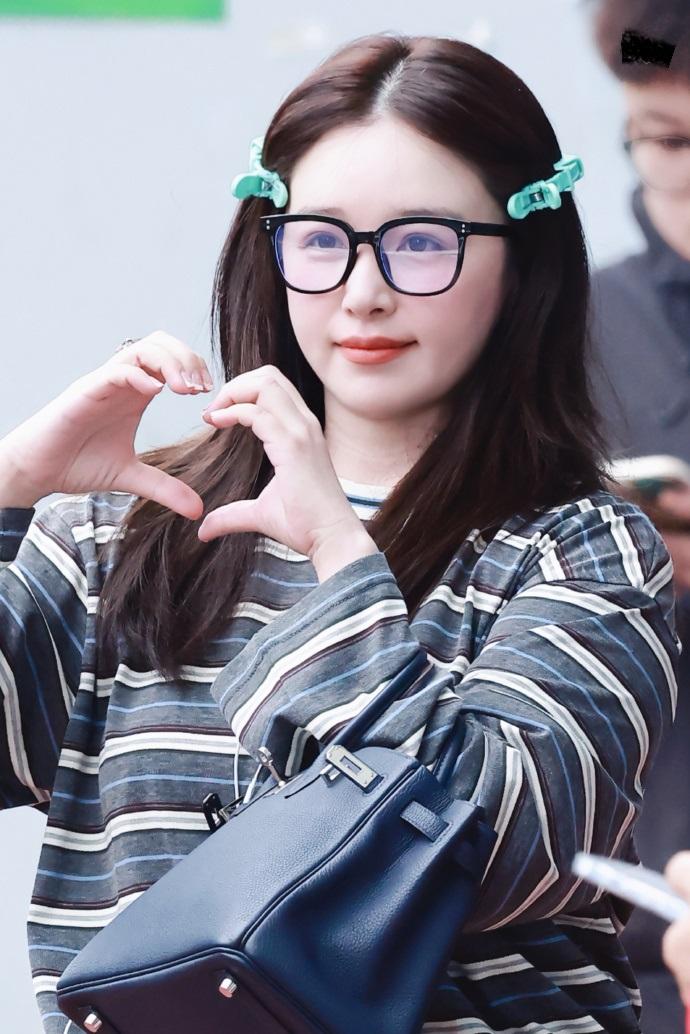 最近阚清子去录制浪姐了，她这次搭配的很有潮流之美，而且显得好年轻，最关键的是特别