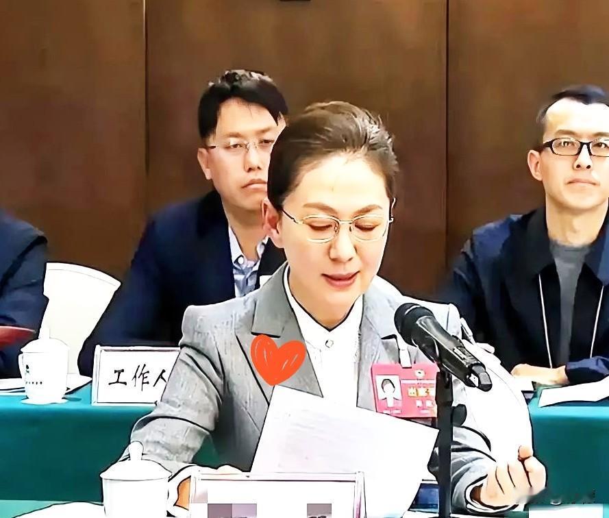 刷到这条任命，愣是盯着屏幕看了半分钟。以前天天在电视上见，拿着话筒谈笑风生，现