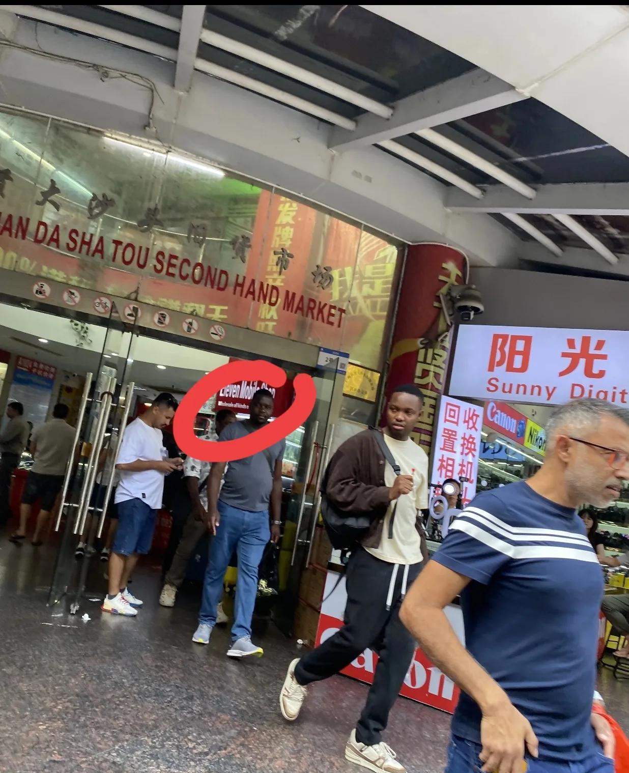 一觉醒来，广州的黑人老外惊了！广州街头巷尾，遍布着醒目的告示：“未核实身