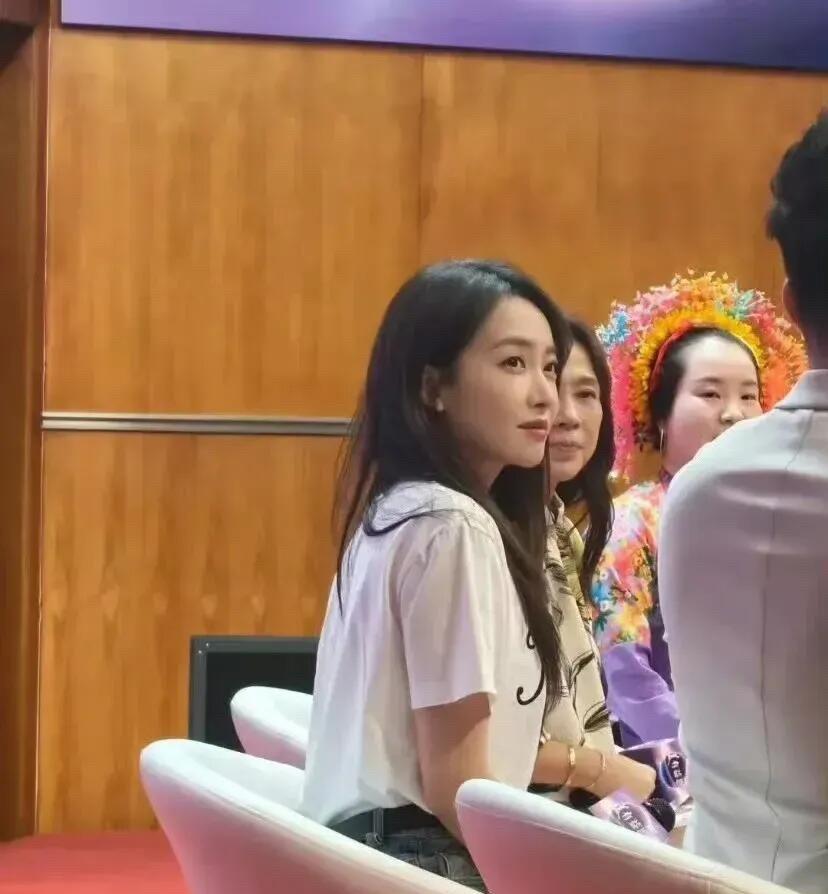 这个美女咋看的那么眼熟，好像在哪里见过？她好像在看旁边的男士，眼神里充满了羡慕，