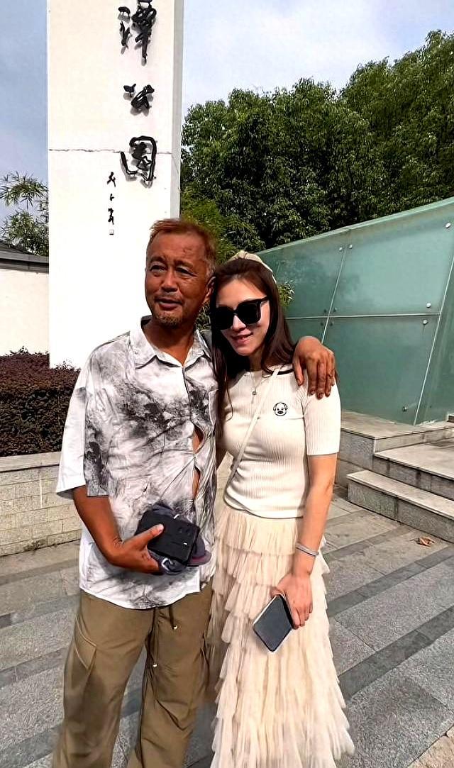 流浪大师沈巍小15岁女友悉心相伴，争议中守得通透因出口成章爆红的流浪文人，