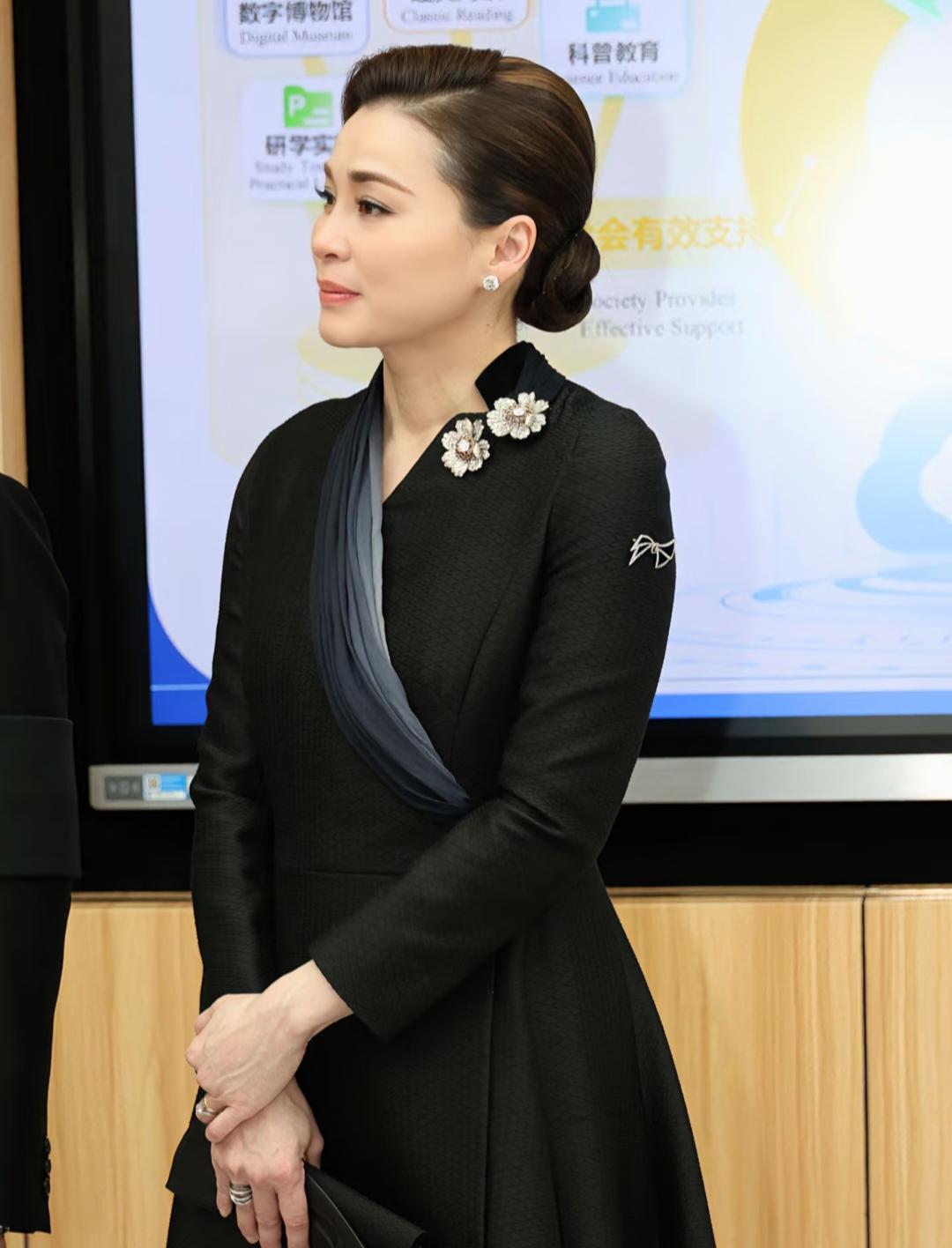 发现了没?泰国王后还真是个讲究人!泰国王后已经离开北京了，但在北京这几日，是天