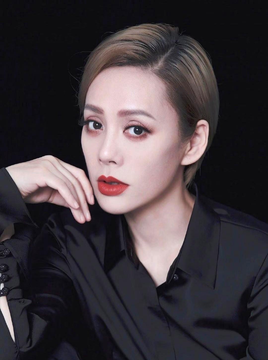 雷纳说“先救妈”，女朋友走了。宁静说：你得学会撒个谎。可这年头，谁还靠一道题