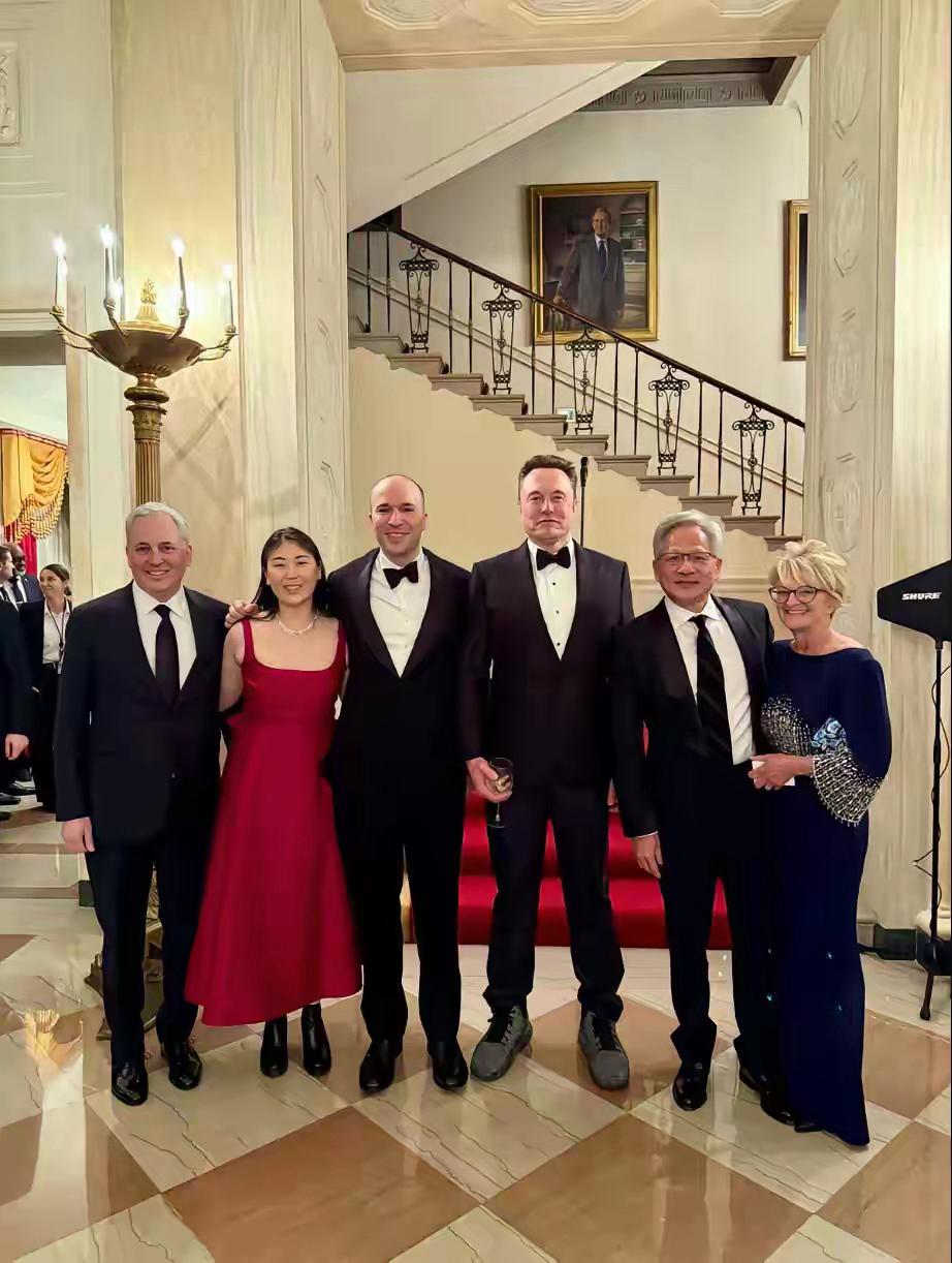 马斯克的鞋子和他的火箭🚀一样粗大！