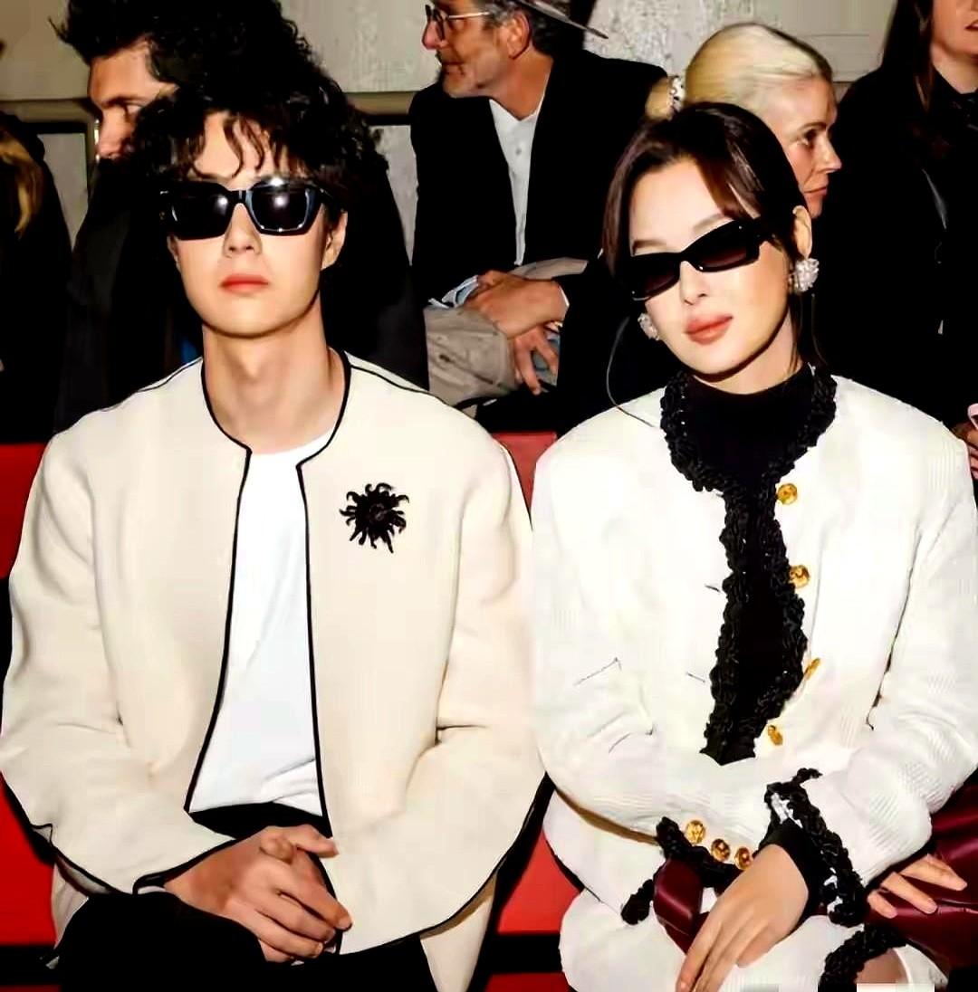 香奈儿2026春夏高级手工坊大秀在纽约掀起的热潮尚未散去，王一博与辛芷蕾的"香家