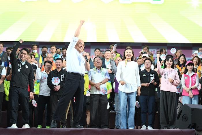 民进党高雄市长初选打得火热，4位选将都在周末卯足全力举办活动。值得注意的是绿委邱