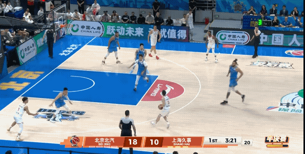 袁堂文这关键时刻又不传球又不主动进攻这是干嘛呢？闹着玩呢？运球进死胡同了再传球！