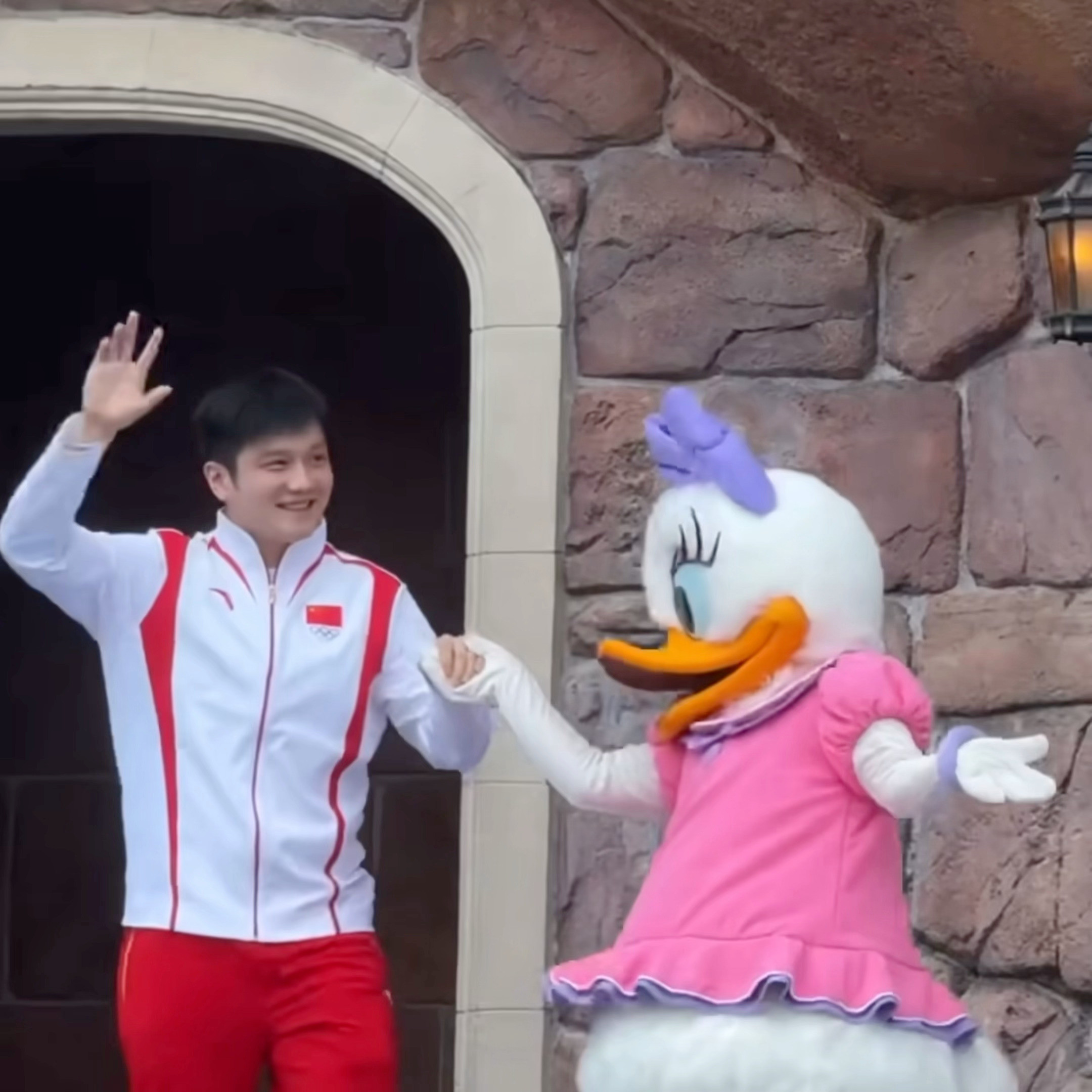 宝宝就是这样挥手的时候小脑袋不自觉的一起晃🥰