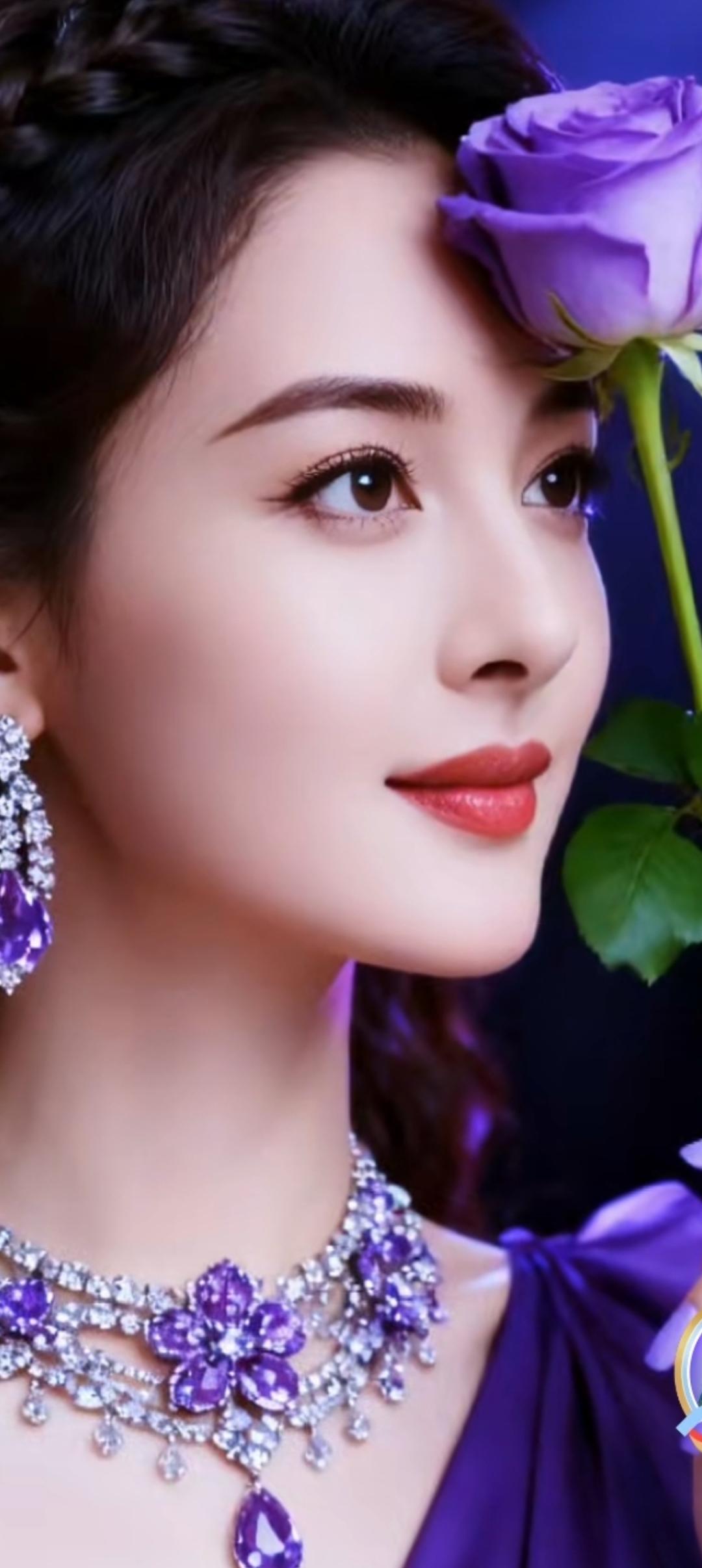 紫色玫瑰与奢华珠宝的完美结合，尽显优雅与高贵。