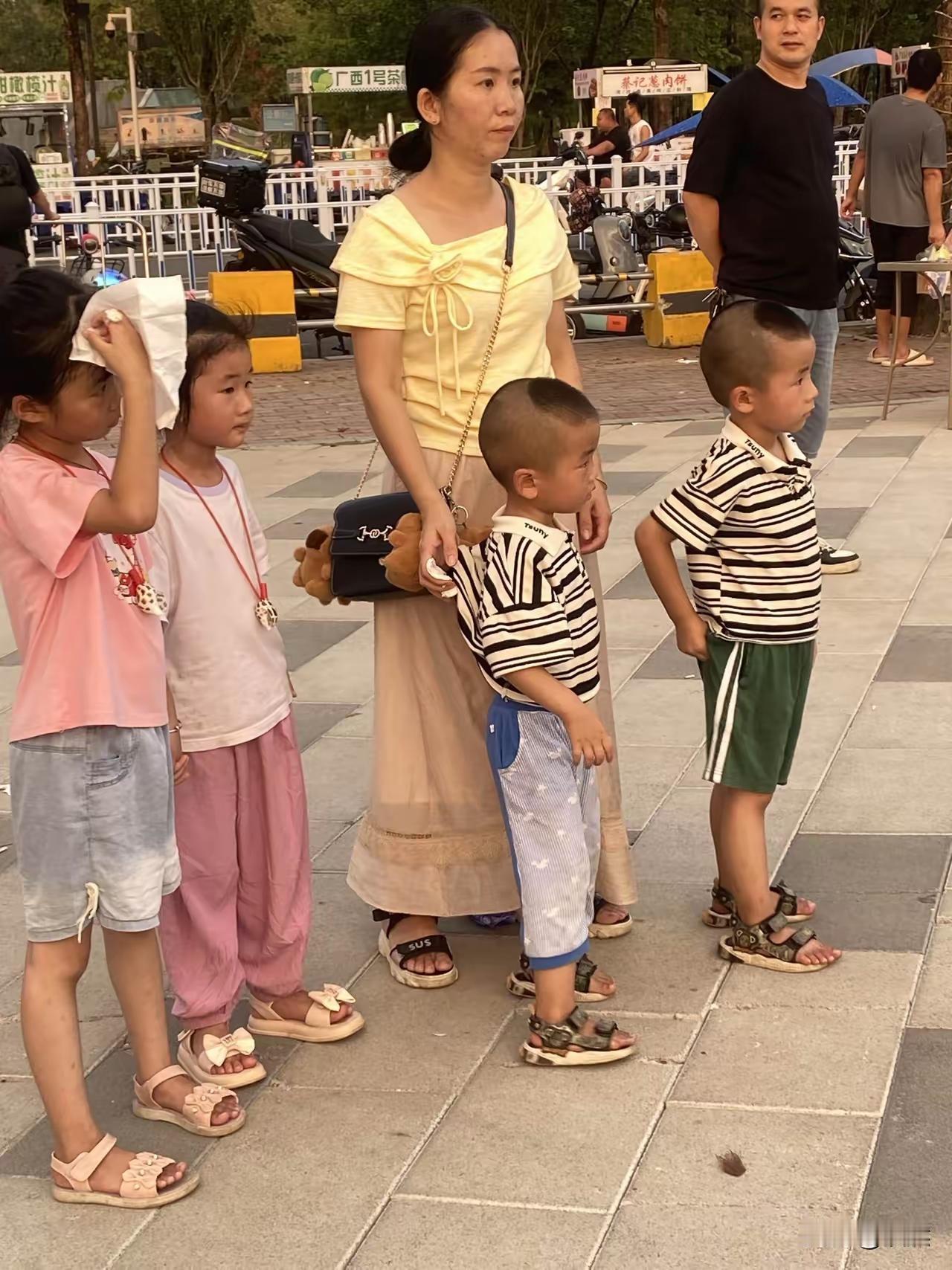 你愿意生四个孩子吗？我遇到这位妈妈带着四个孩子逛街，非常的吃惊，