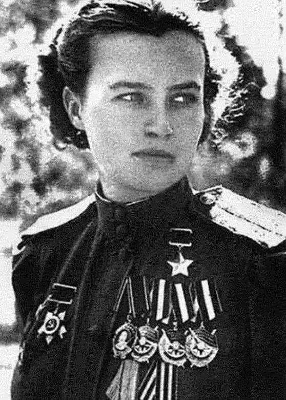 二战期间，一名德国王牌飞行员被苏军击落后俘虏。让他万万没想到的是，对手却是一个年