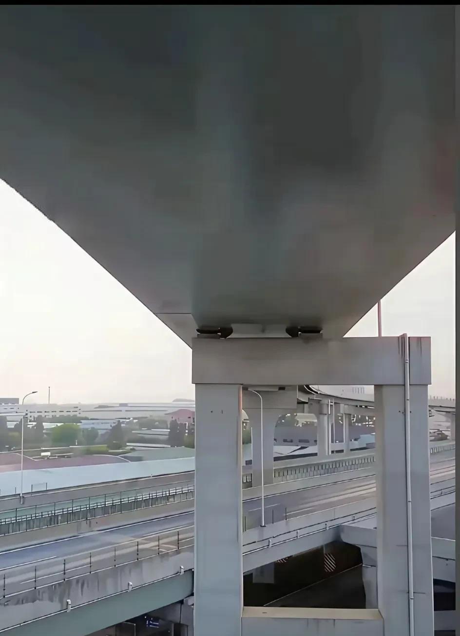 这座高架桥是不是桥面施工时线放偏了。我是做土建的，没干过市政，今天看到一座高架