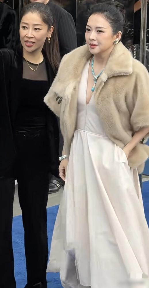 昨天章子怡压轴现身三里屯Tiffany新店开业。作为全球品牌代言人，她站C位