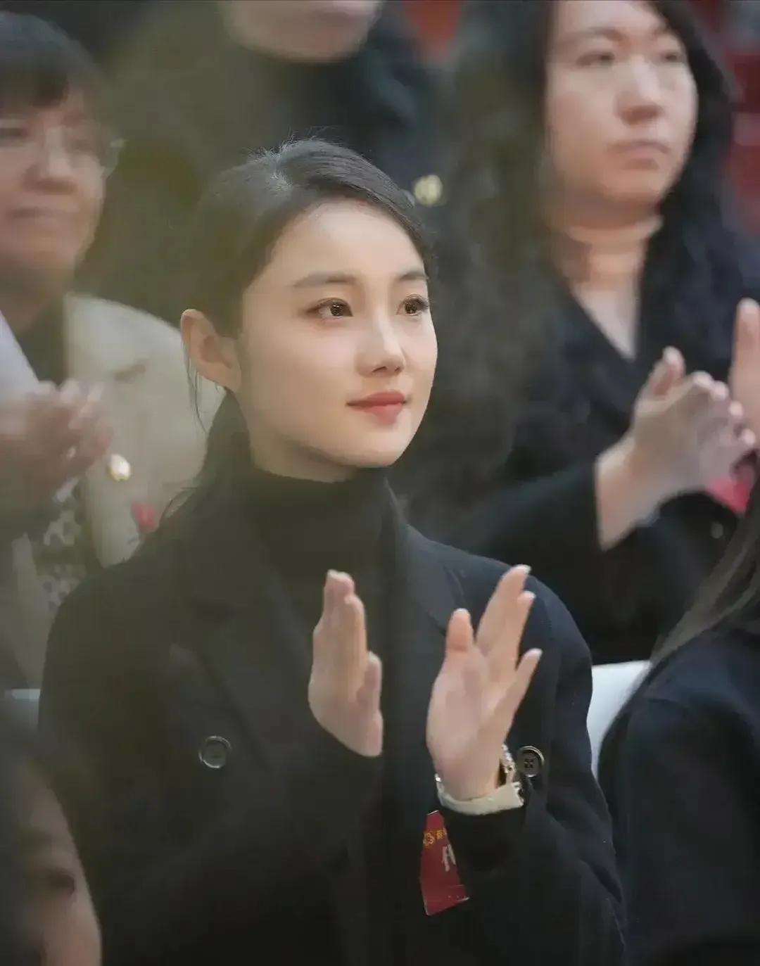 这个姑娘虽然年纪轻轻，但是气质端庄，领导气场十足。天生就是当公务员的料。