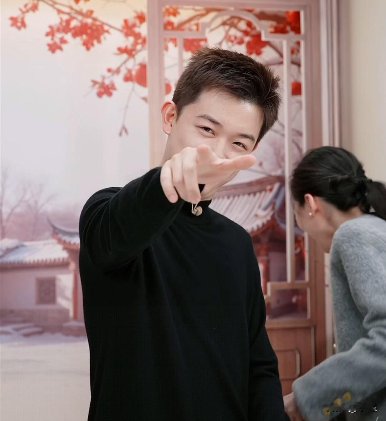 这两天董董和盼盼交接班董董变着花样油盼盼[笑着哭]今天他对着镜头说“llo