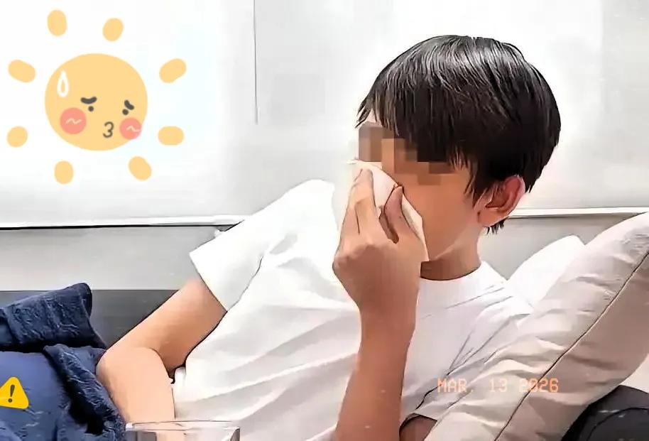 甘肃一名18岁女孩与男友在酒店开房，期间男友突发哮喘。女孩立刻用喷雾施救，并联系