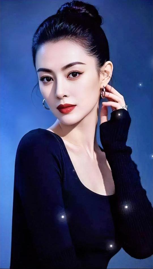 夜色蓝成背景你站在光里发髻挽起安静黑衣贴着轮廓耳环轻碰呼吸指