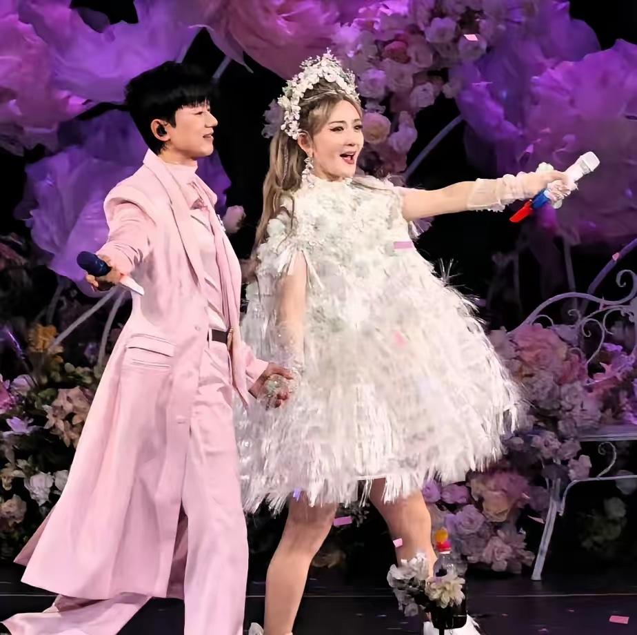 张杰和谢娜，好甜！娜姐的演唱会，杰哥现身了，真夫妻好磕啊。​演唱会现场没有