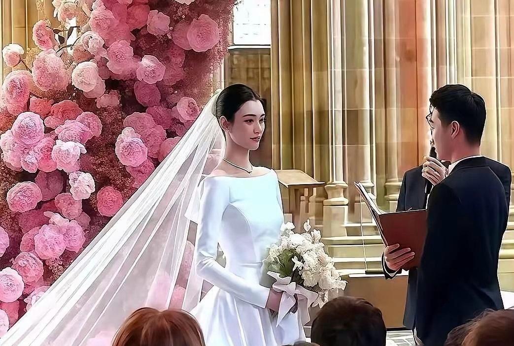 郭晶晶的婚礼比奚梦瑶高级多了脖子和手背都涂了细闪粉，戴着钻戒拍照特别好看，这才是