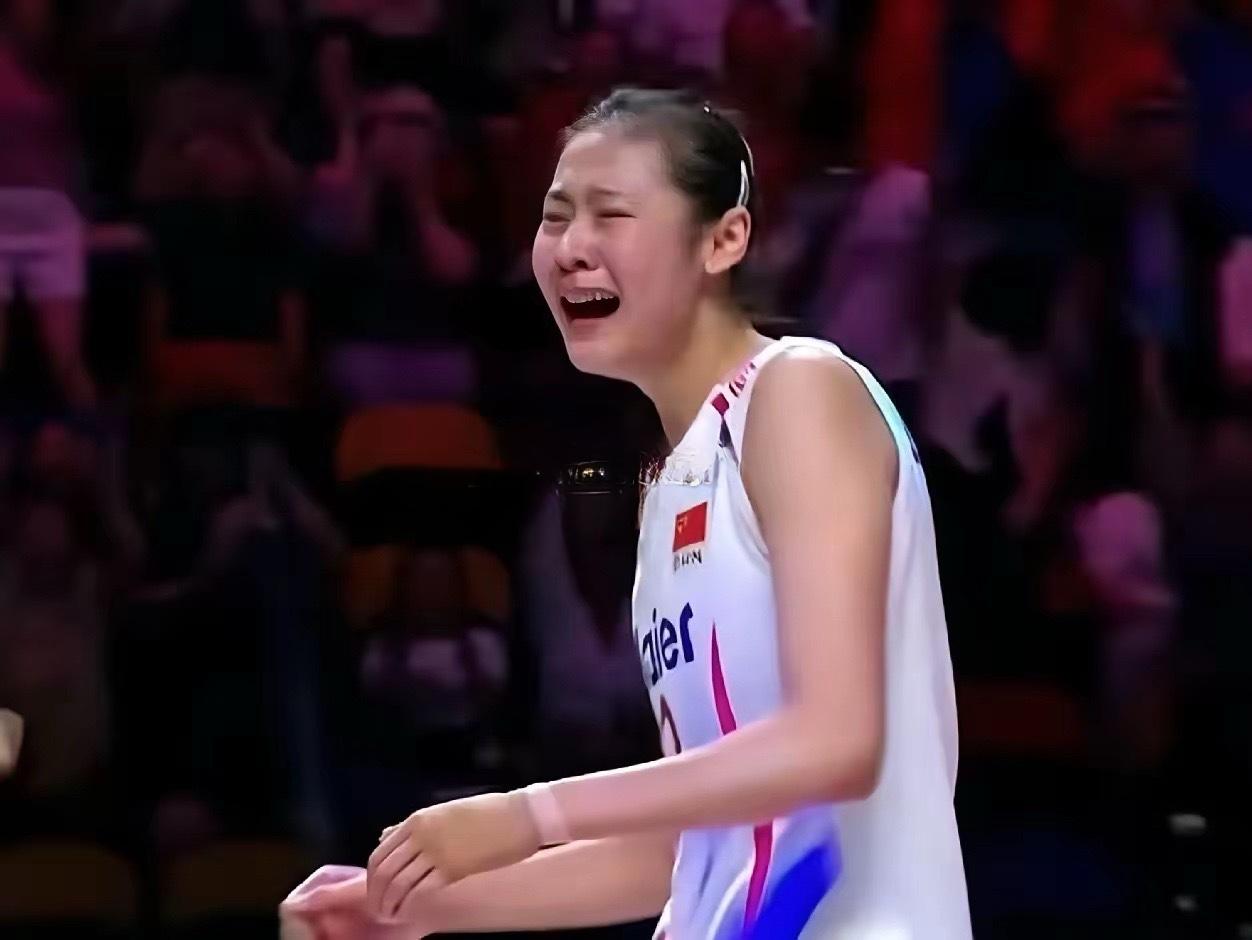 18岁的中国女排副攻王奥芊曾备受各路所谓饭圈的指责，在3：2逆转美国队的比赛中，