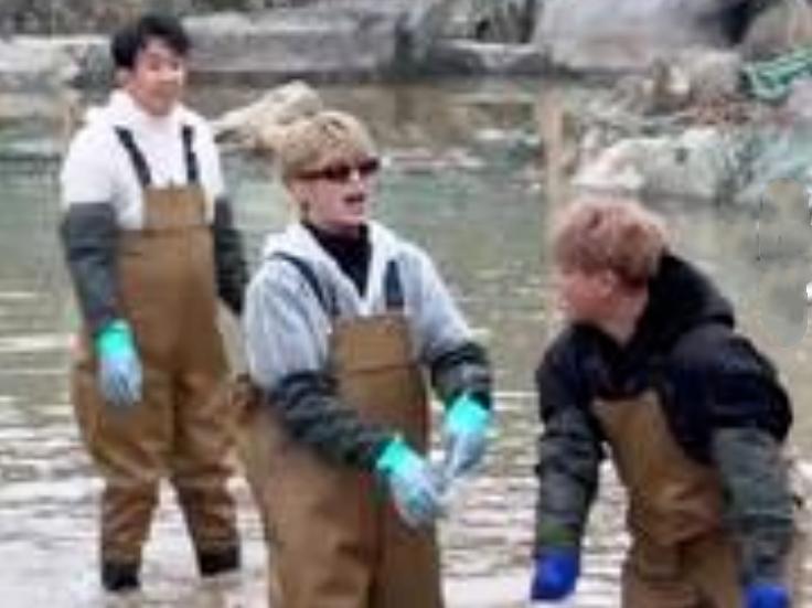 据齐鲁壹点报道，综艺《宇宙闪烁请注意》集齐了“青岛F3”。“青岛F3”具体指黄子