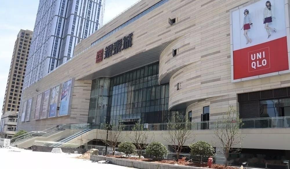 并不是东阳市支撑不起一个银泰城，而是现在互联网发达，抖音、多多、淘宝、京东等多个